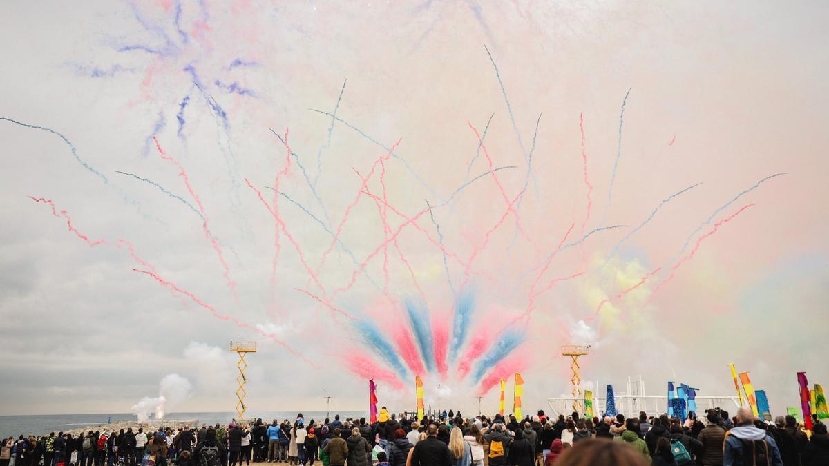 Fuegos artificiales en el Espigó del Gas durante la travesía de los Reyes Magos por la costa de Barcelona.