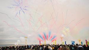 Fuegos artificiales en el Espigó del Gas durante la travesía de los Reyes Magos por la costa de Barcelona.