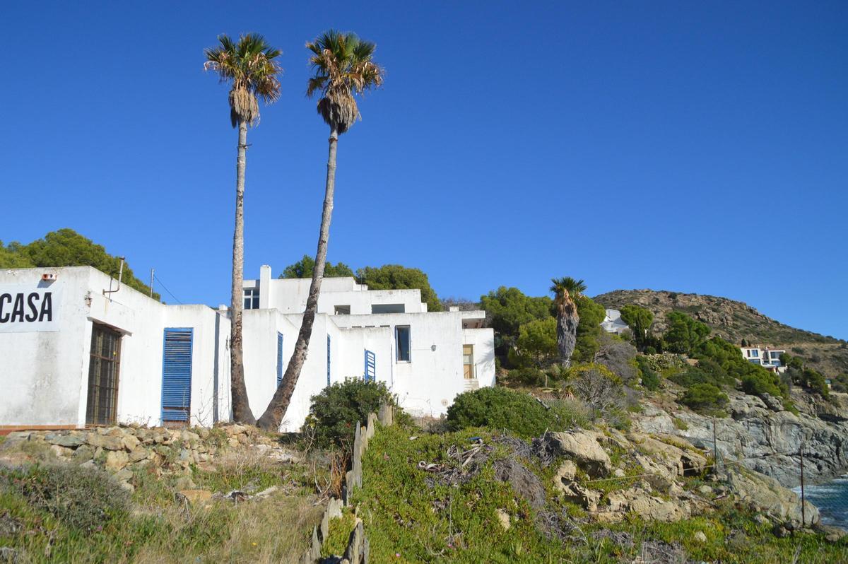 Vista de la part frontal del conjunt des de les roques