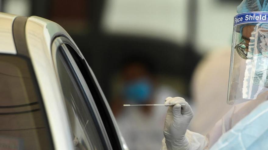 Un conductor se sotmet a un test per detectar coronavirus