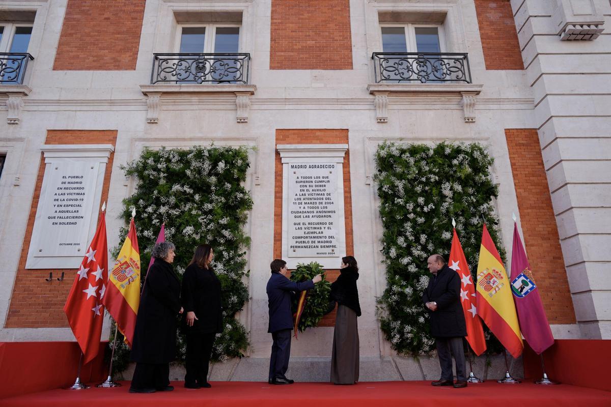 José Luis Martínez-Almeida e Isabel Díaz Ayuso colocan una corona en la placa en recuerdo de las víctimas del 11M en la Puerta del Sol.