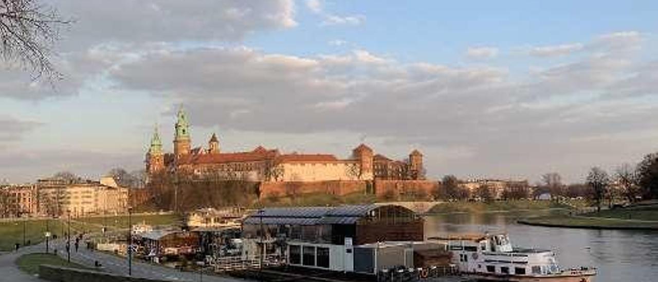 Al fondo, el castillo y la catedral de Cracovia vistos desde el paseo a orillas del Vístula.