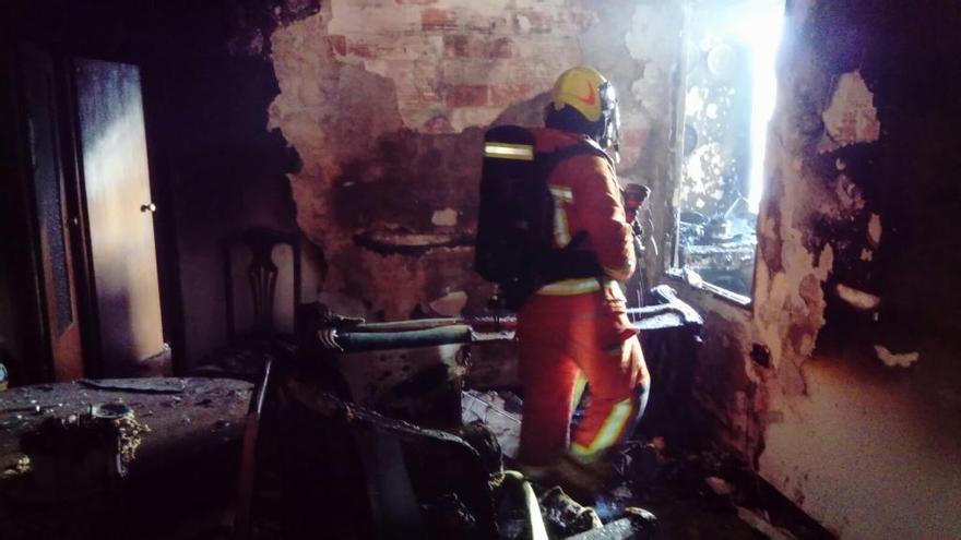 Un incendio en Alzira obliga a desalojar ocho viviendas