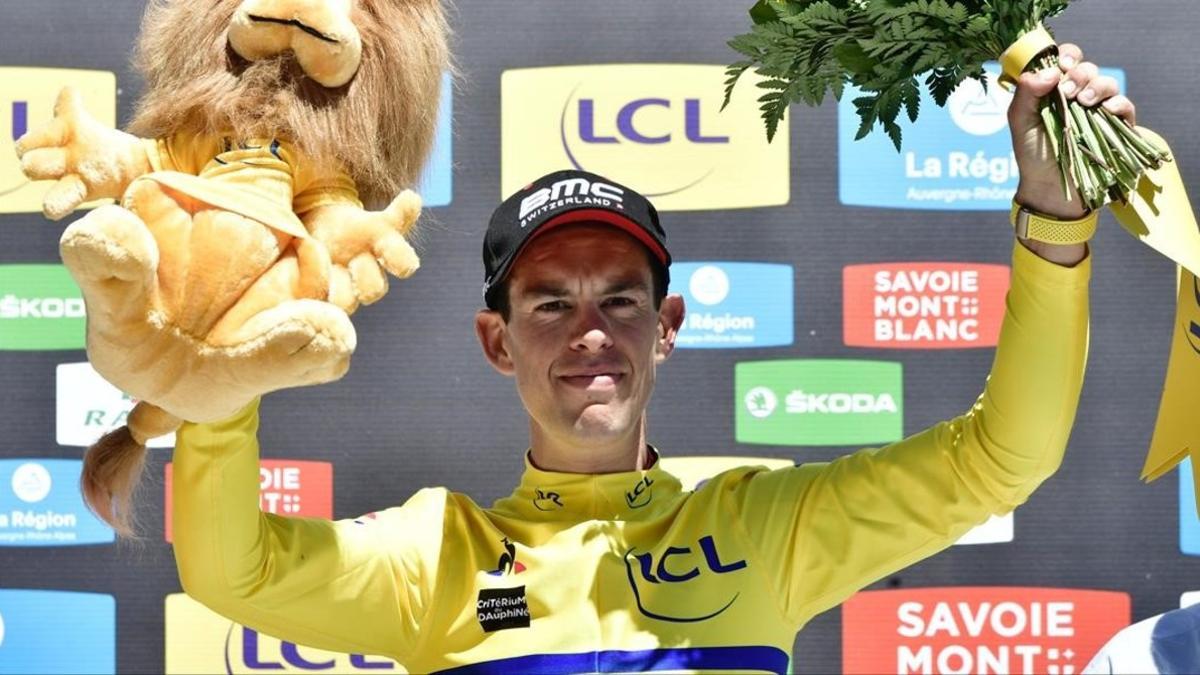 Richie Porte recibe en el podio de Alpe d'huez el maillot amarillo del Dauphiné.