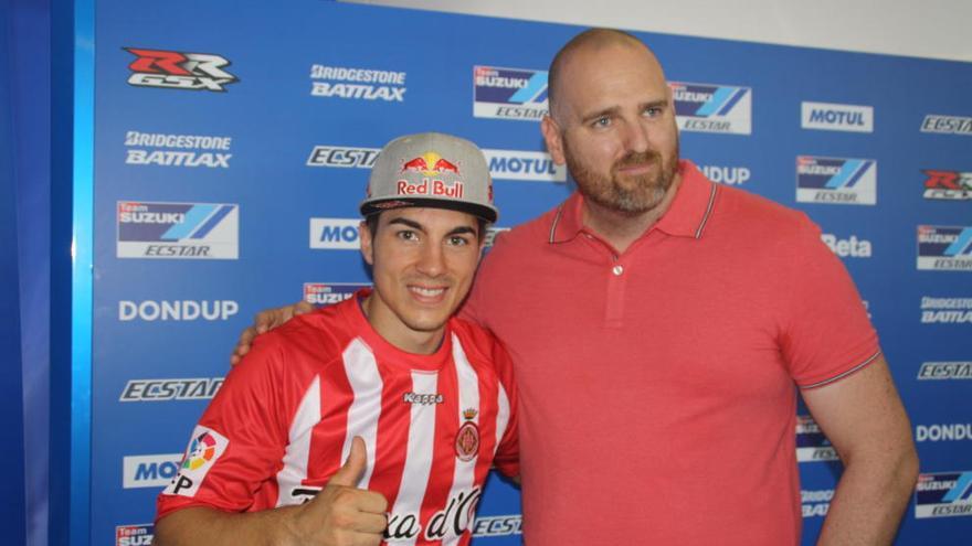 El president del Girona Patxi Otamendi va entregar a Maverick Viñales una samarreta amb el seu nom i el carnet de soci d´honor del club.