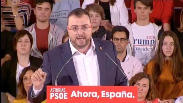 Un joven "trolea" a Barbón en el mitin del PSOE con una camiseta de apoyo a Trump