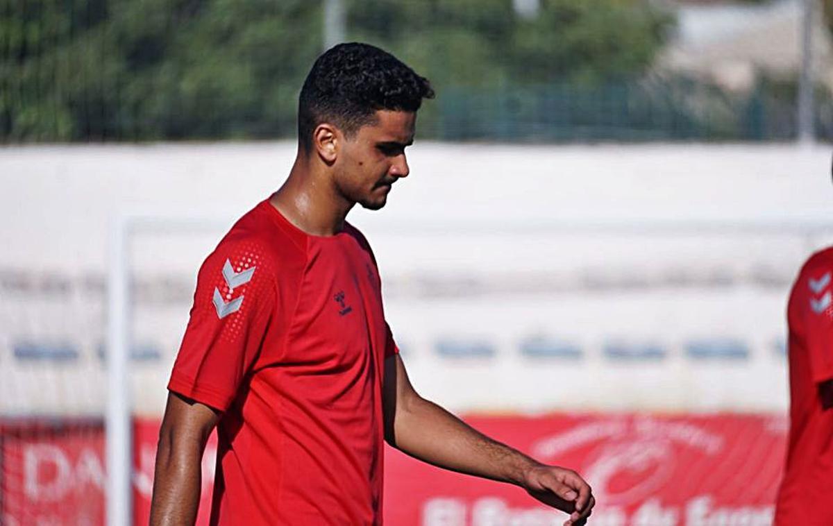Youness, durante un entrenamiento. | PRENSA REAL MURCIA CF