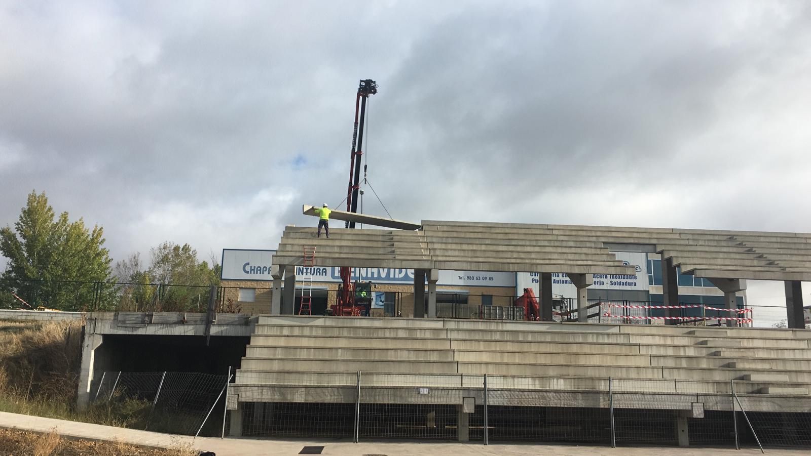 Así es el desmontaje de las gradas de las pistas de atletismo en Benavente para restaurar su legalidad