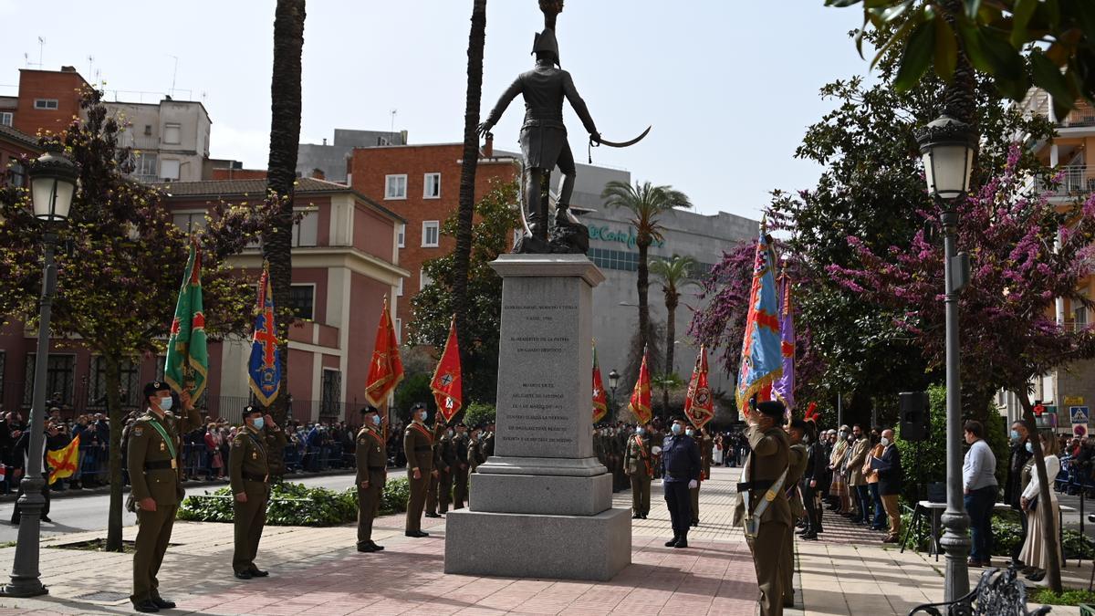 Integrantes de la Brigada Extremadura XI, ayer, rindiendo honores a Menacho en su estatua.