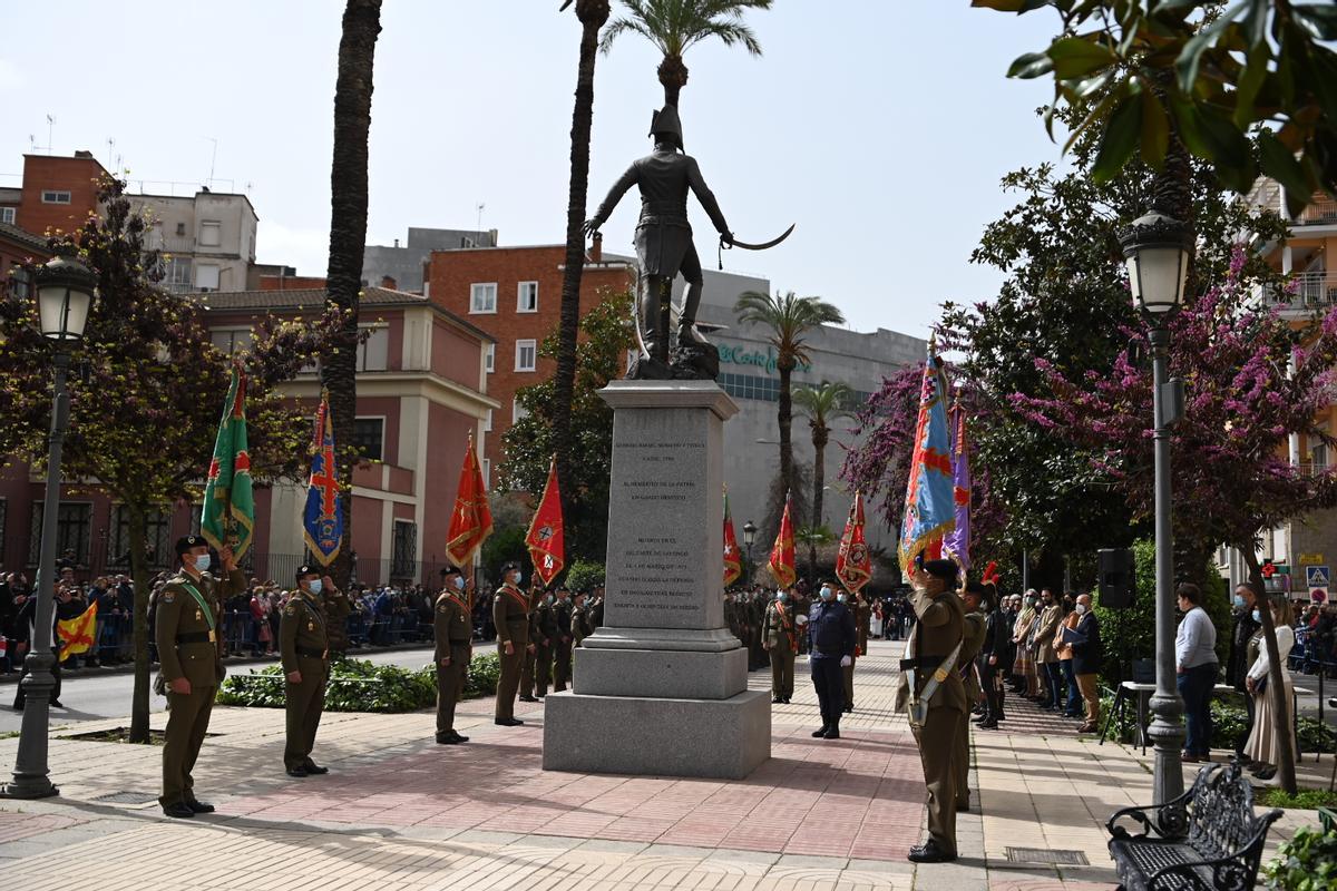 Integrantes de la Brigada Extremadura XI, esta mañana, rindiendo honores a Menacho en su estatua.
