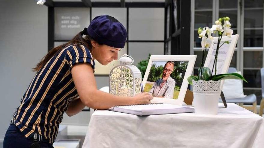 Una empleada firma en el libro de condolencias por Kamprad.