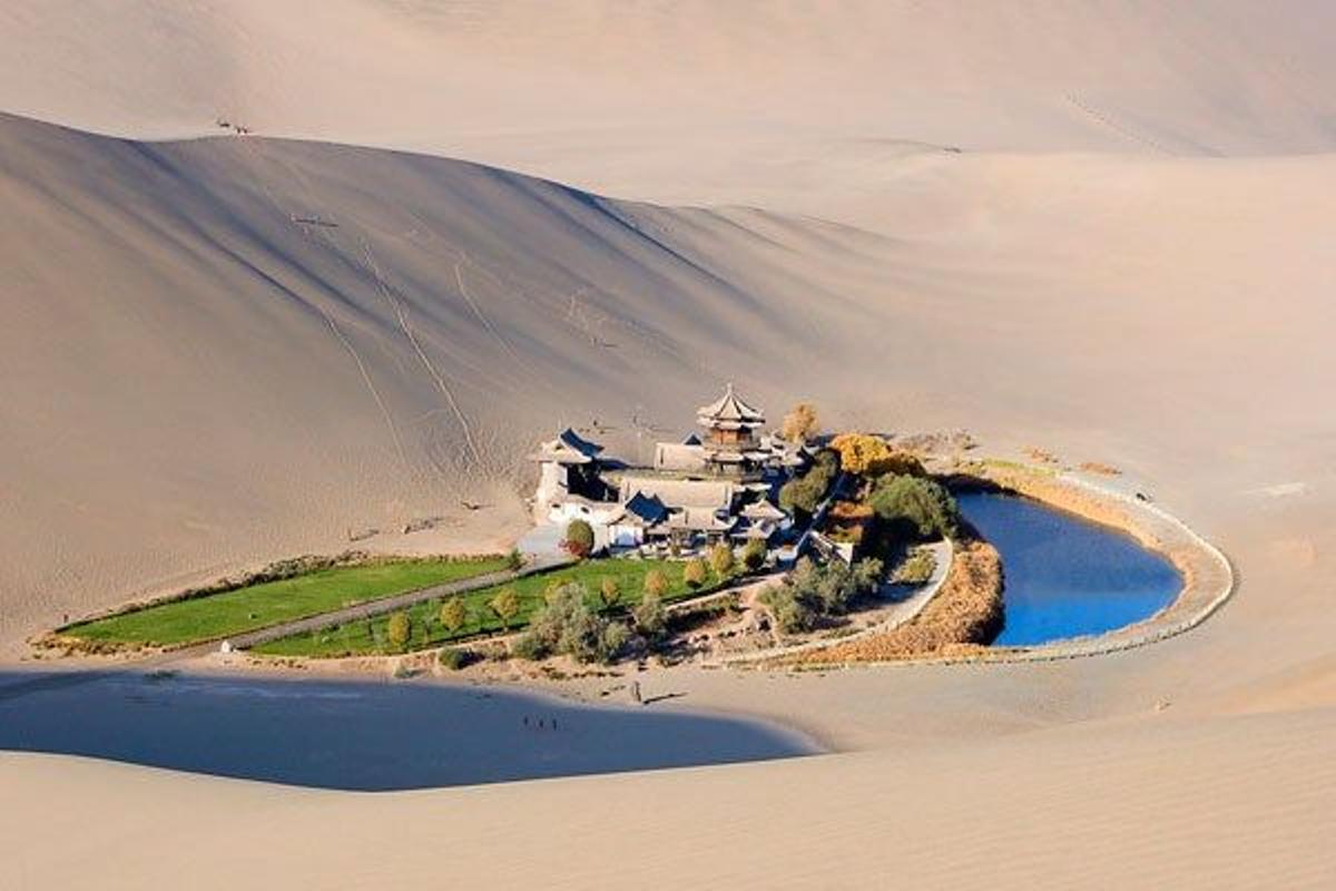 Oasis del lago de la Media Luna en el desierto del Gobi.