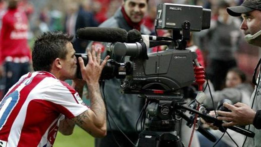 Nacho Novo, del Sporting, celebra su gol ante el Racing.