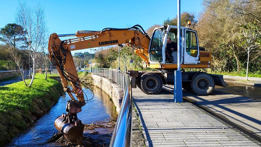 Limpan o cauce do río Morto na Pobra