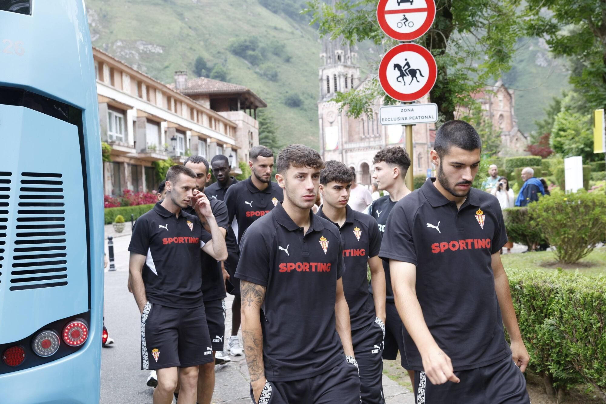 EN IMÁGENES: Visita del Sporting a La Santina en Covadonga