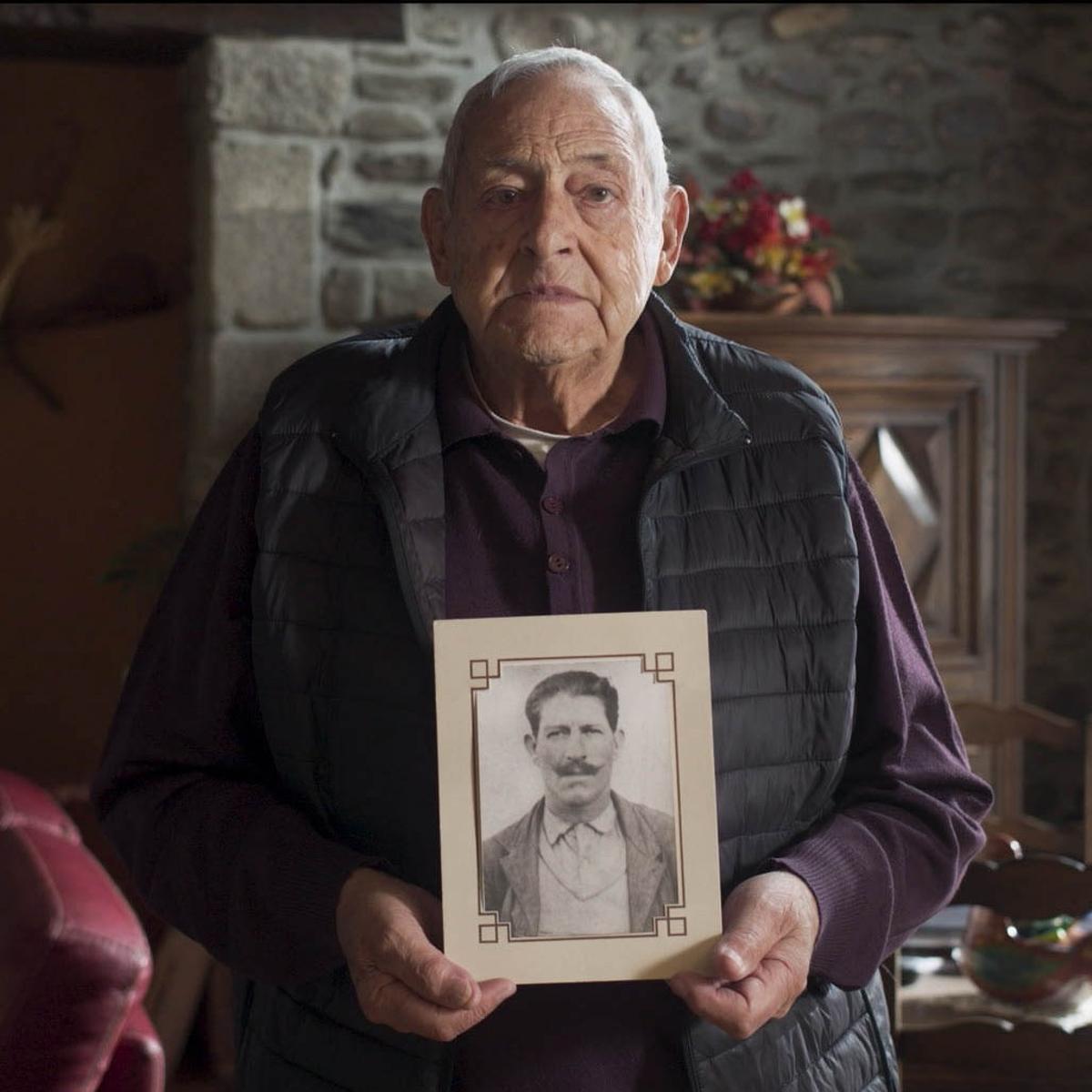 Henri Moner mostra una fotografia del seu pare, Enric Moner, en una imatge del documental Popel