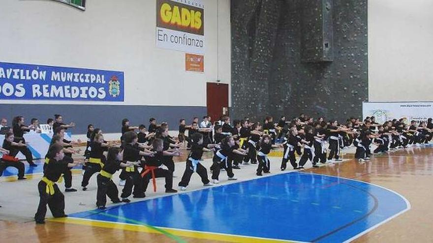 Los participantes en la exhibición de kung fu.