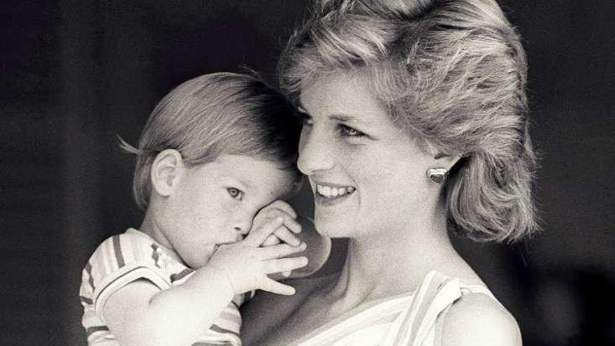 El príncipe Enrique con su madre Diana de Gales. // Stringer