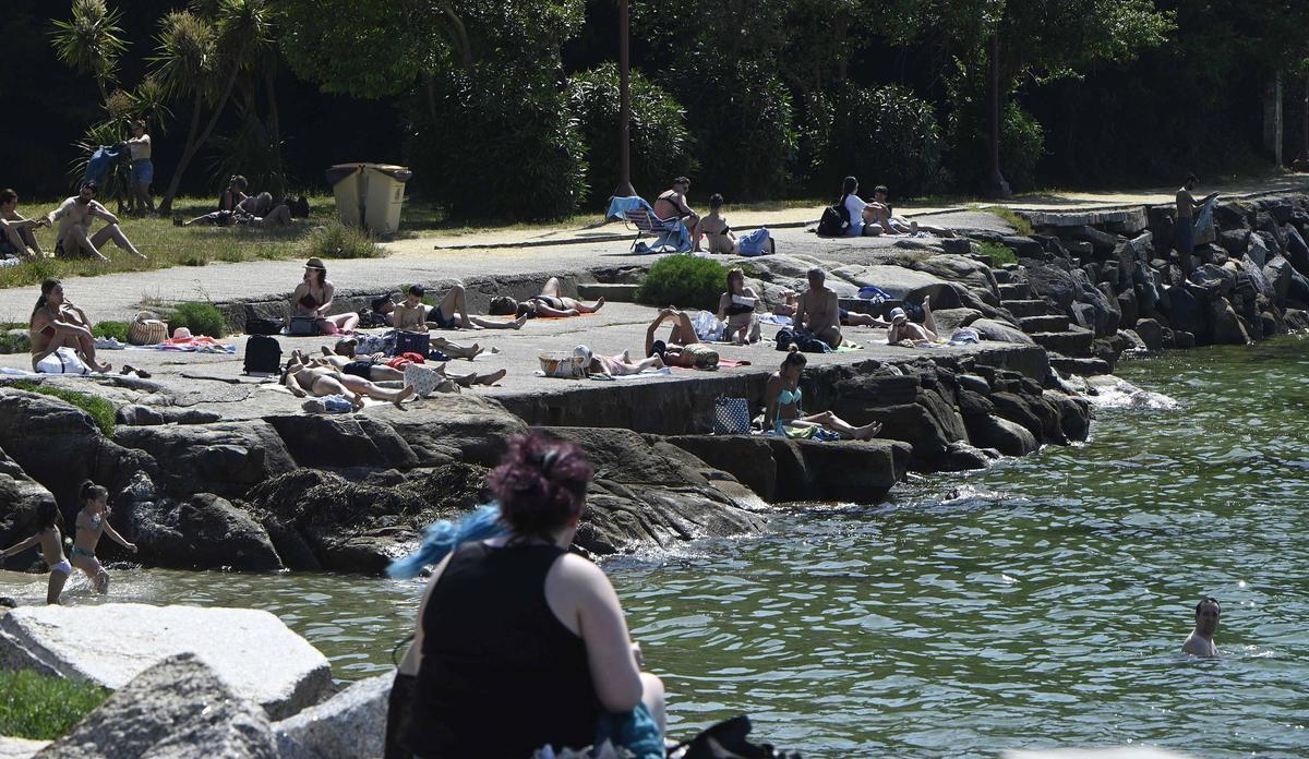 Bañistas en la zona de la ETEA en Vigo.