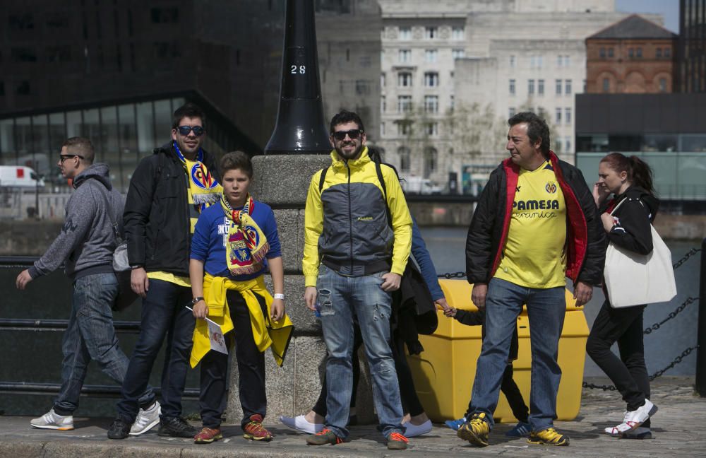 Liverpool se tiñe de amarillo