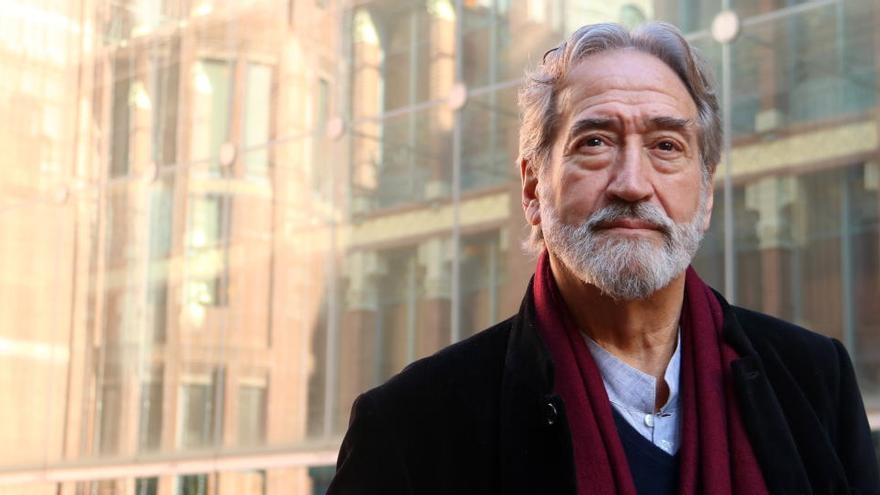 El mestre Jordi Savall en un pla mitjà davant la façana del Palau de la Música on dirigirà l&#039;&#039;Oratori de Nadal&#039; de Bach. Imatge del 12 de desembre de 2019