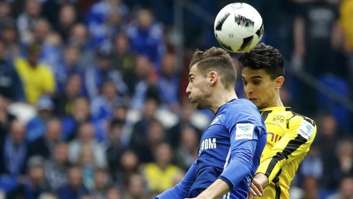 Marc Bartra (Borussia) disputa un balón aéreo con Daniel Caligiuri (Shalke)