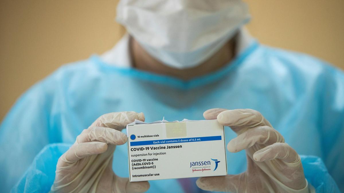 Una sanitaria sostiene un paquete con viales de la vacuna de Janssen.