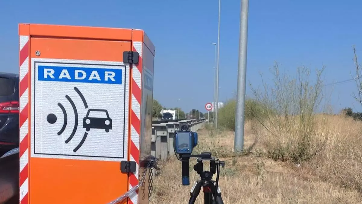 Fan destrosses en sis caixes radar a l'N-II a Vilamalla