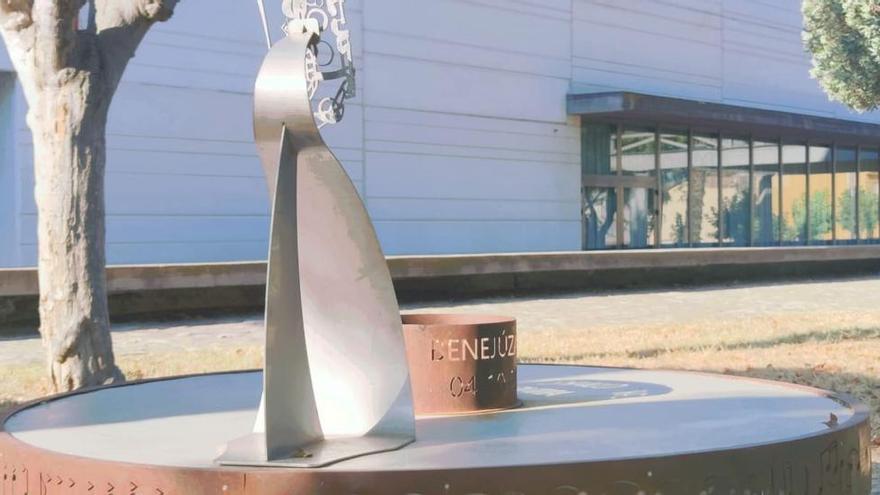 La escultura en homenaje al pasodoble &quot;Educandos de Benejúzar&quot; cuyo gasto generó la denuncia