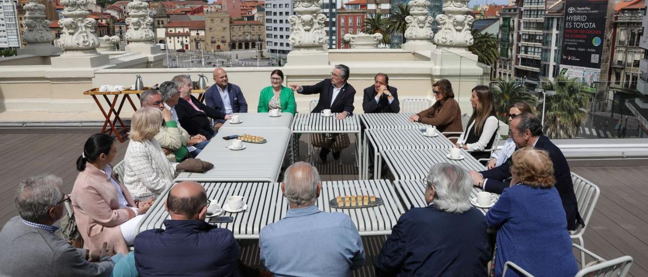 Primer encuentro, en la azotea del urquijo. El primer encuentro del “consejo asesor” se celebró ayer en la terraza del edificio del antiguo Banco Urquijo. En el centro, al fondo, Pablo González y, siguiendo las agujas del reloj, Pedro Muñiz, Trinidad Rodríguez, Ángela Pumariega, Ángeles Fernández-Ahúja, Fernando Goñi, Matilde Llano, José Ramón Enguita, Iván González, José Manuel García Losa, José Luis Díaz Oliveira, Diana Sánchez, Elma Alonso, Gabriel Díaz, Juan Carlos Santos, Luis Crego, Pedro Barbillo e Inmaculada Gallart. |  | JUAN PLAZA