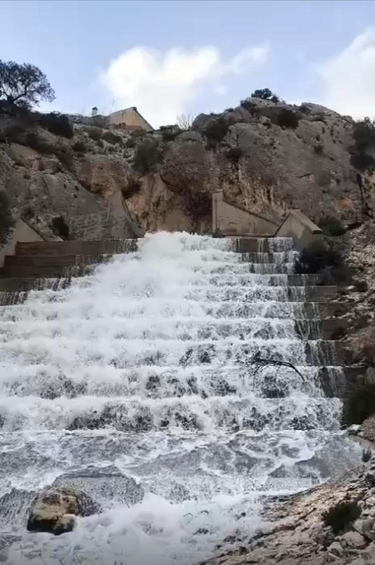 Pantano de Valdeinfierno en Lorca, desembalsando agua