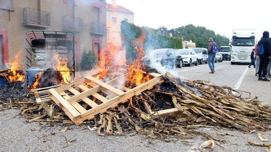 La foguera que han encès a l&#039;N-II a Medinyà.