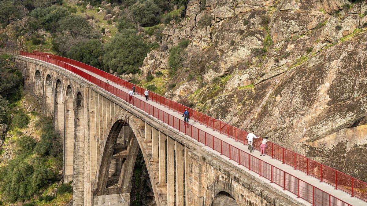 Puente de Arroyo del Berrocalillo, en la ruta Casas del Monte-Plasencia.