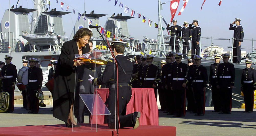 Acto de entrega de la bandera de combate de manos de Rita Barberá en 2001.