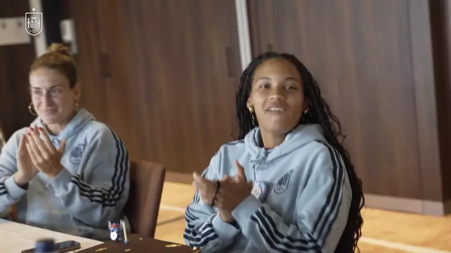 Vicky López celebra su 19º cumpleaños en la víspera de la final de la Euro 2025