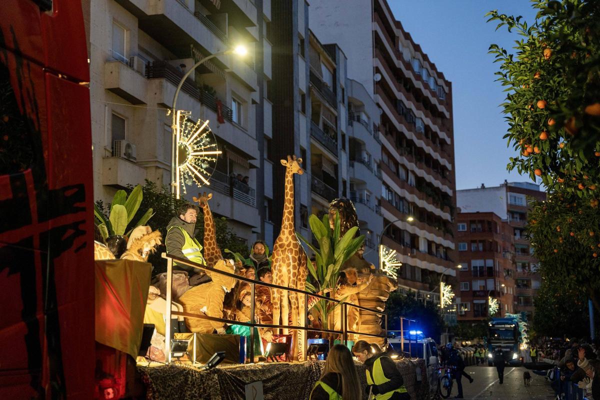 Fotogalería | Así fue el paso de los Reyes Magos por Badajoz
