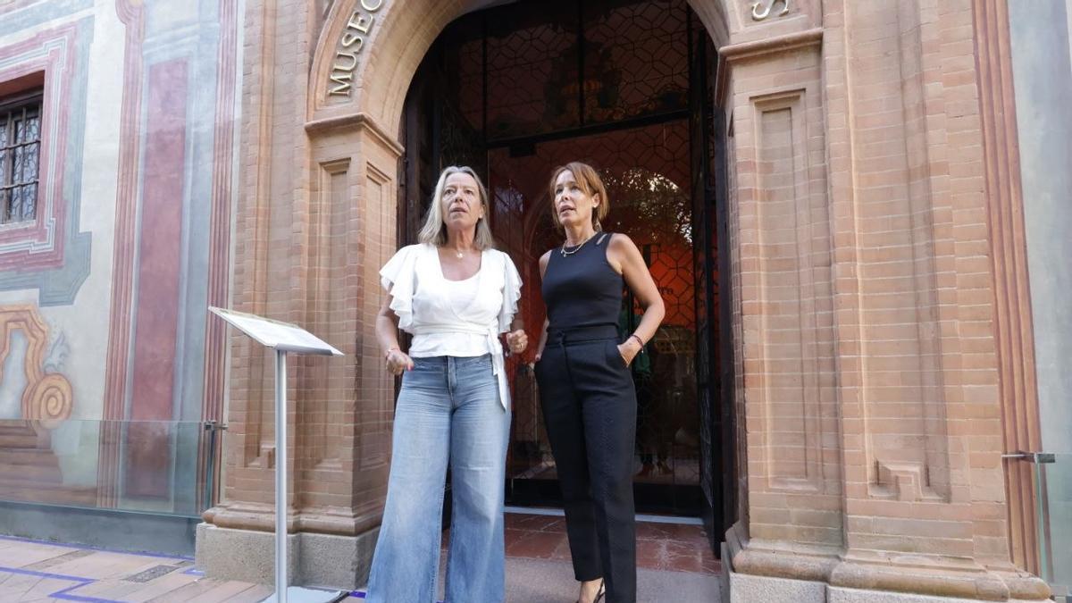 Isabel Albás y Marián Aguilar, a las puertas del Museo Julio Romero de Torres.