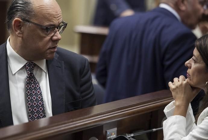 Pleno en el Parlamento de Canarias