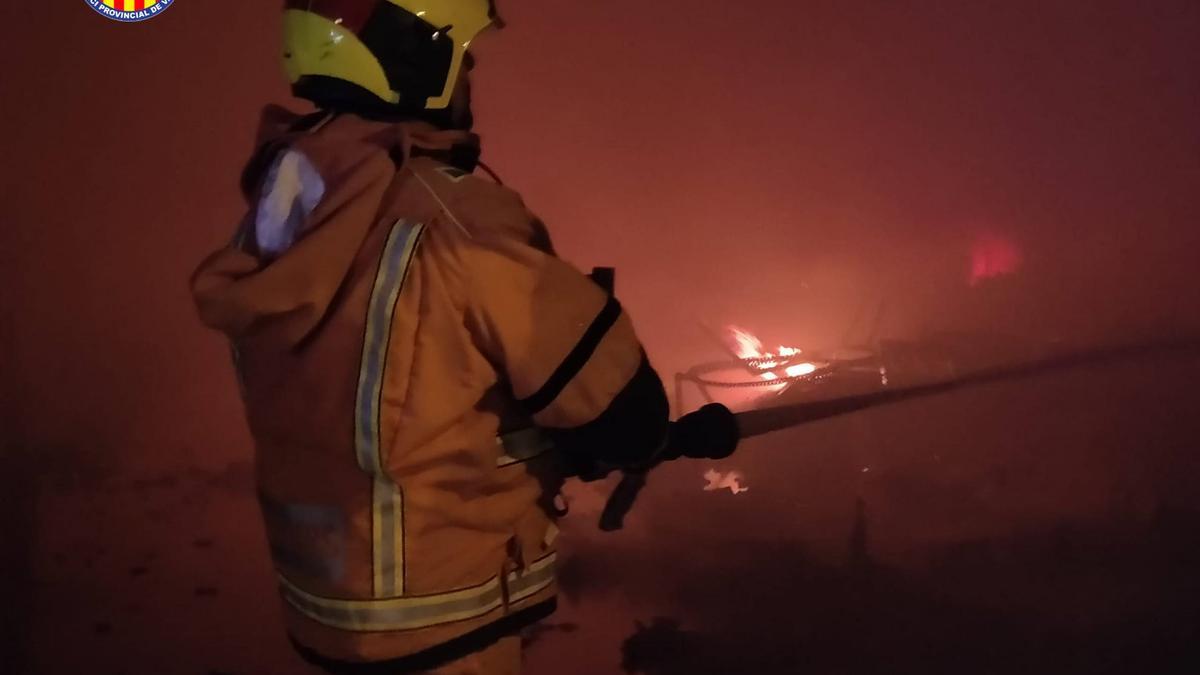 Sofocan un incendio en las instalaciones de una empresa de fabricación de lámparas en Bétera