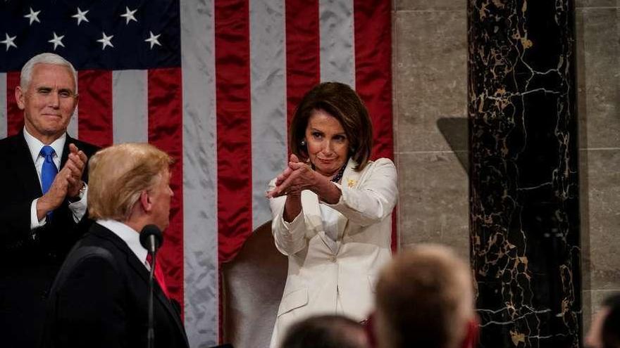 Uno de los gestos irónicos con los que la líder de la Cámara, Nancy Pelosi, acogió la intervención de Trump.