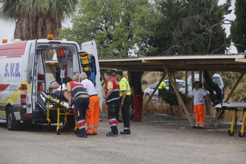 Bomberos del Consorcio han acudido para excarcelar a personas atrapadas en los vehículos.