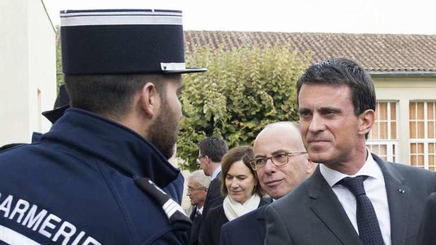 Manuel Valls, a la derecha, ayer en un acto en Francia.