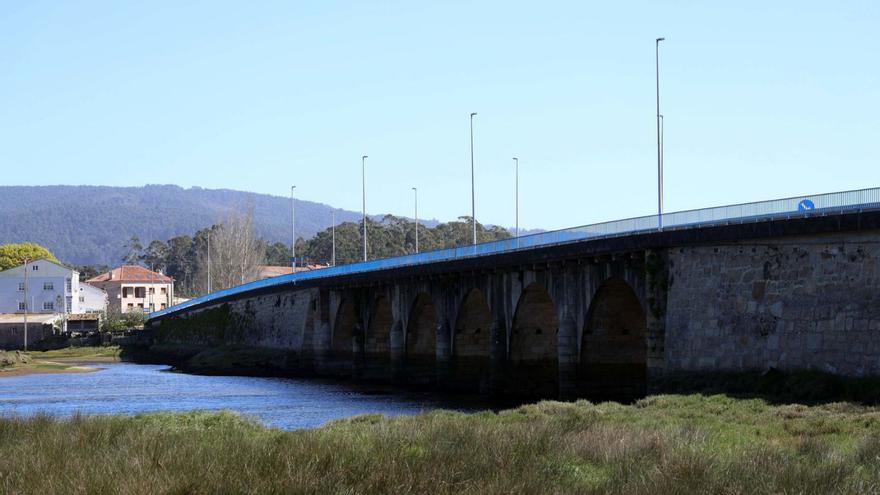 El puente de Castrelo se corta al tráfico para reparar el suministro de agua en O Salnés