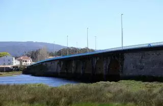 El puente de Castrelo se corta al tráfico para reparar el suministro de agua en O Salnés