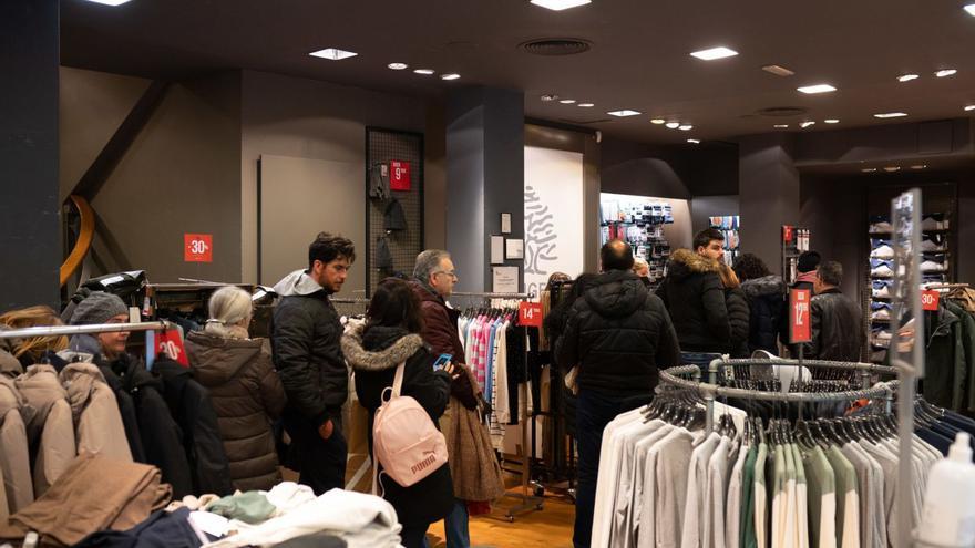 Colas en una tienda de ropa durante la jornada de ayer, primer día de rebajas.