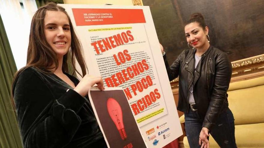 Nerea Ruiz y Miriam García, con sus diseños ganadores.