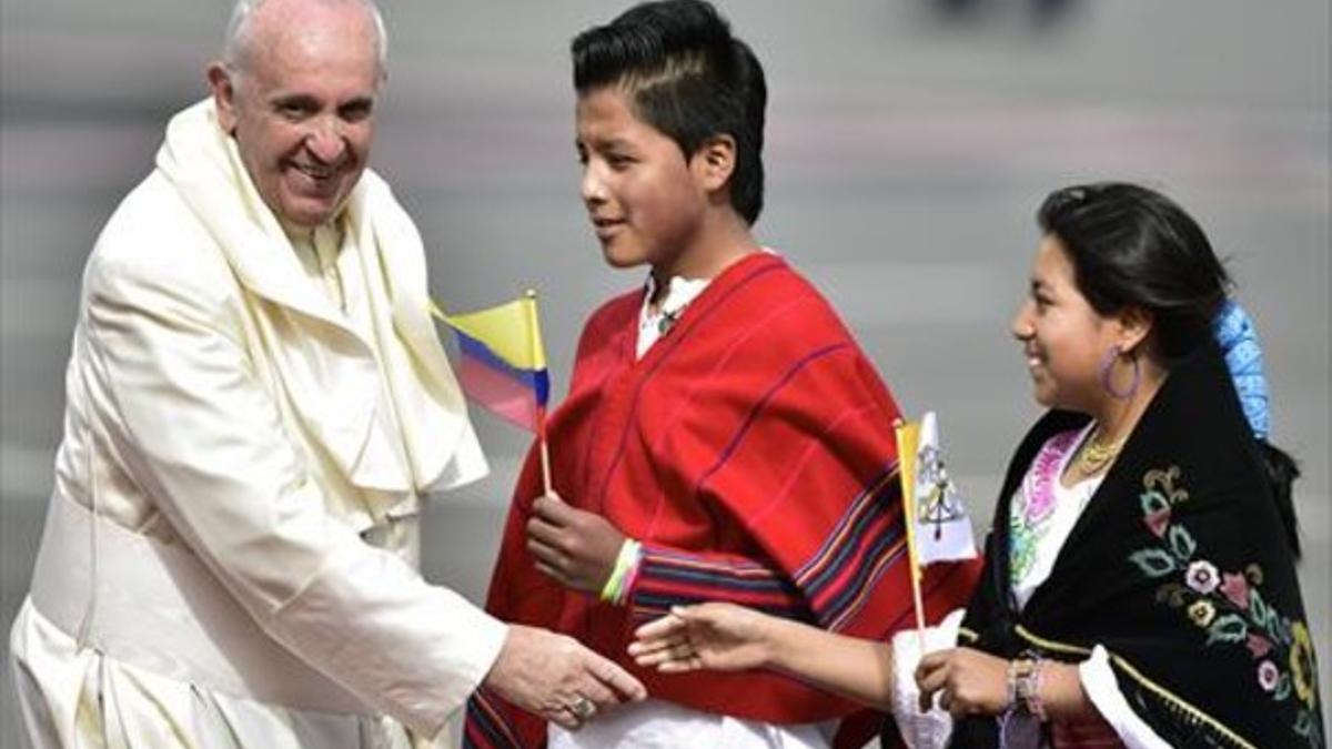 El Papa, a su llegada ayer a Quito, primera parada de su gira por América Latina.