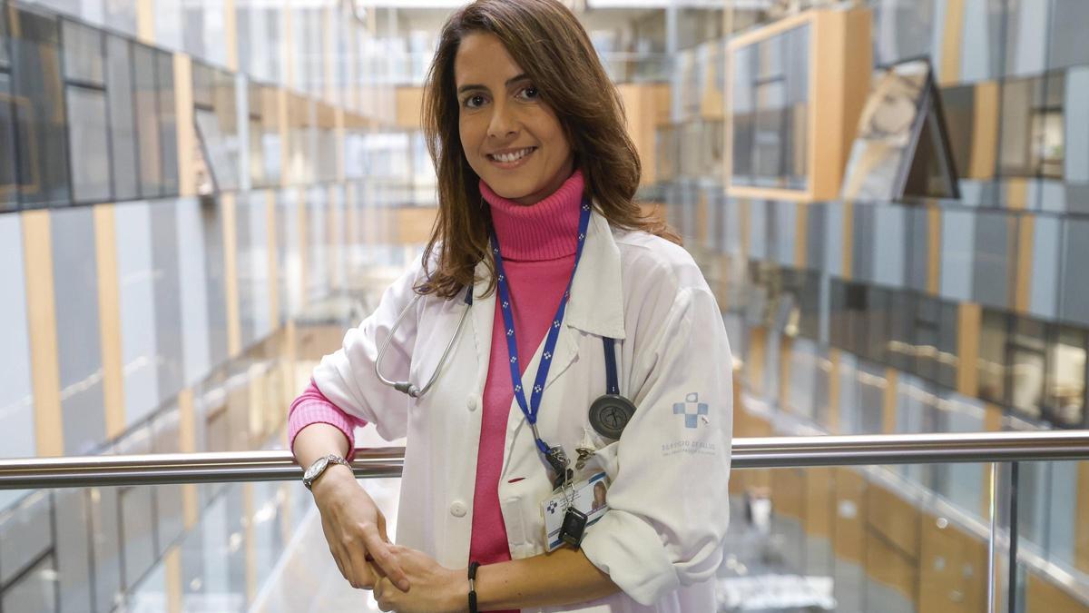 Rebeca Lorca en su consulta de cardiologia del HUCA.