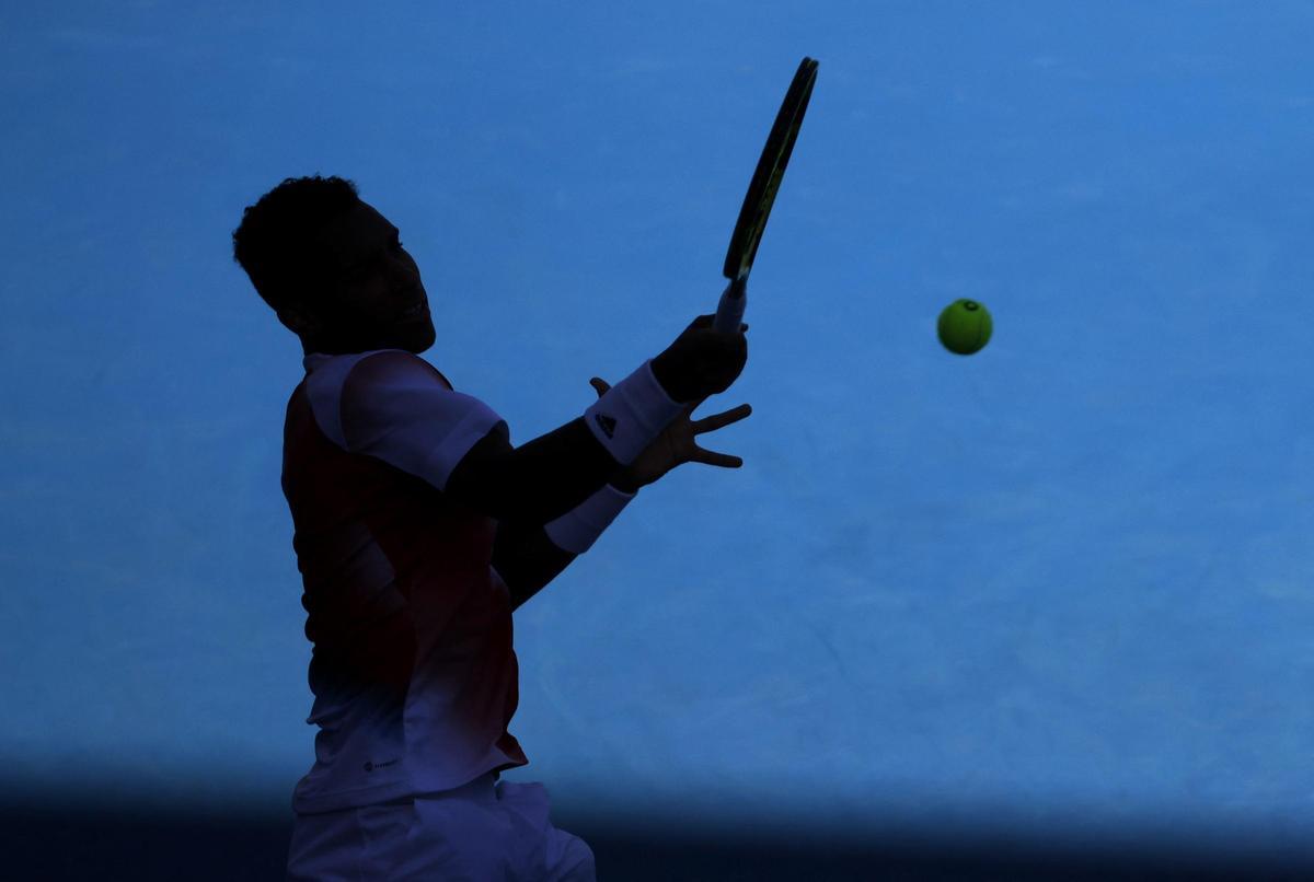 Auger-Aliassime golpea la bola durante el partido ante Davidovich.