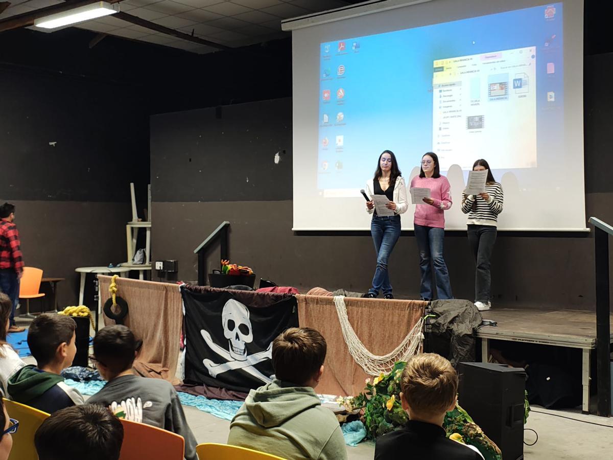 Jóvenes presentadoras durante la Gala de la Infancia en Salas